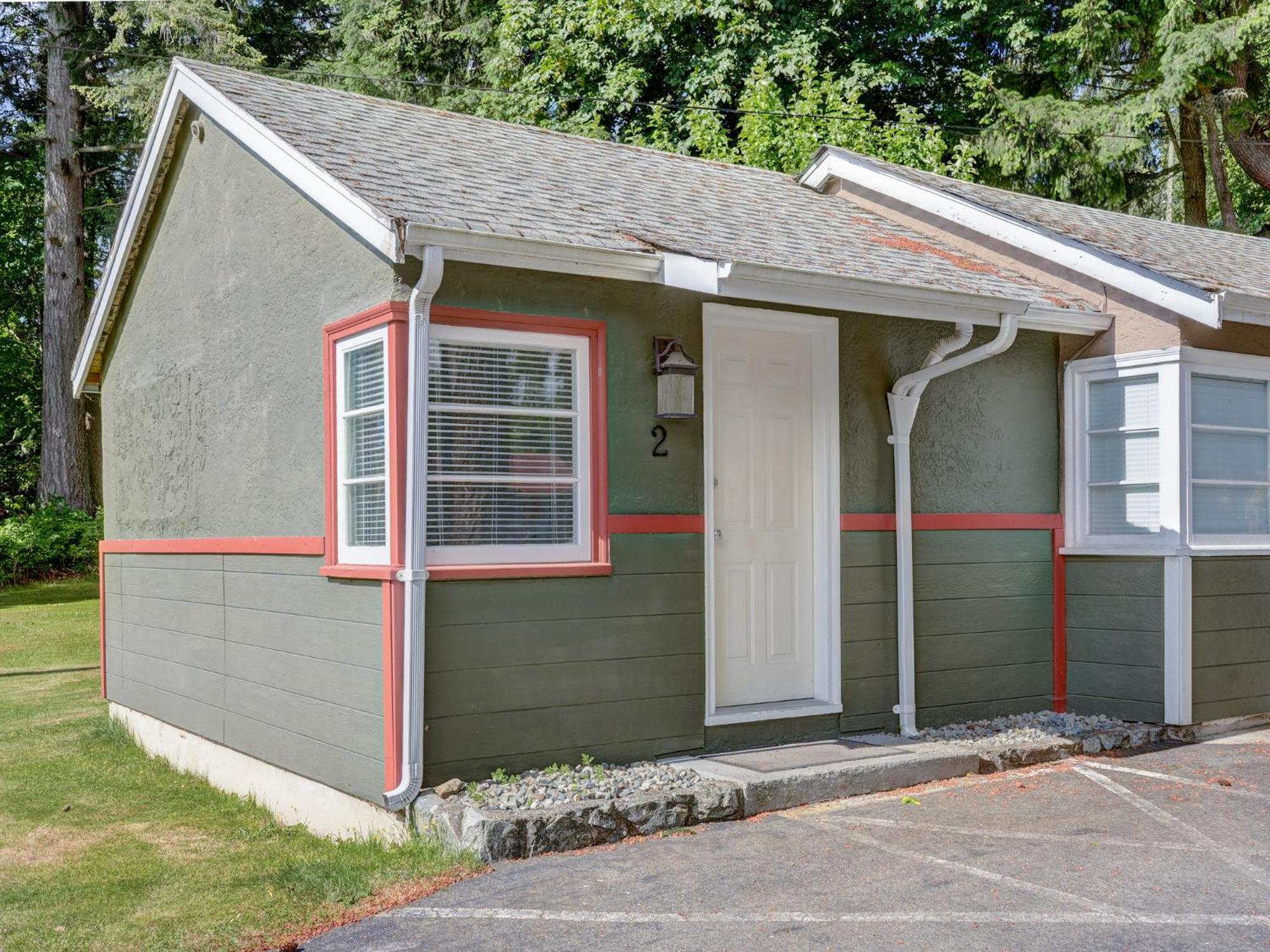 Malahat Bungalows Motel Exterior photo